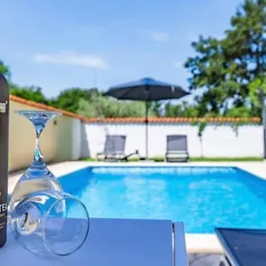 Apartament Eden, Šišan